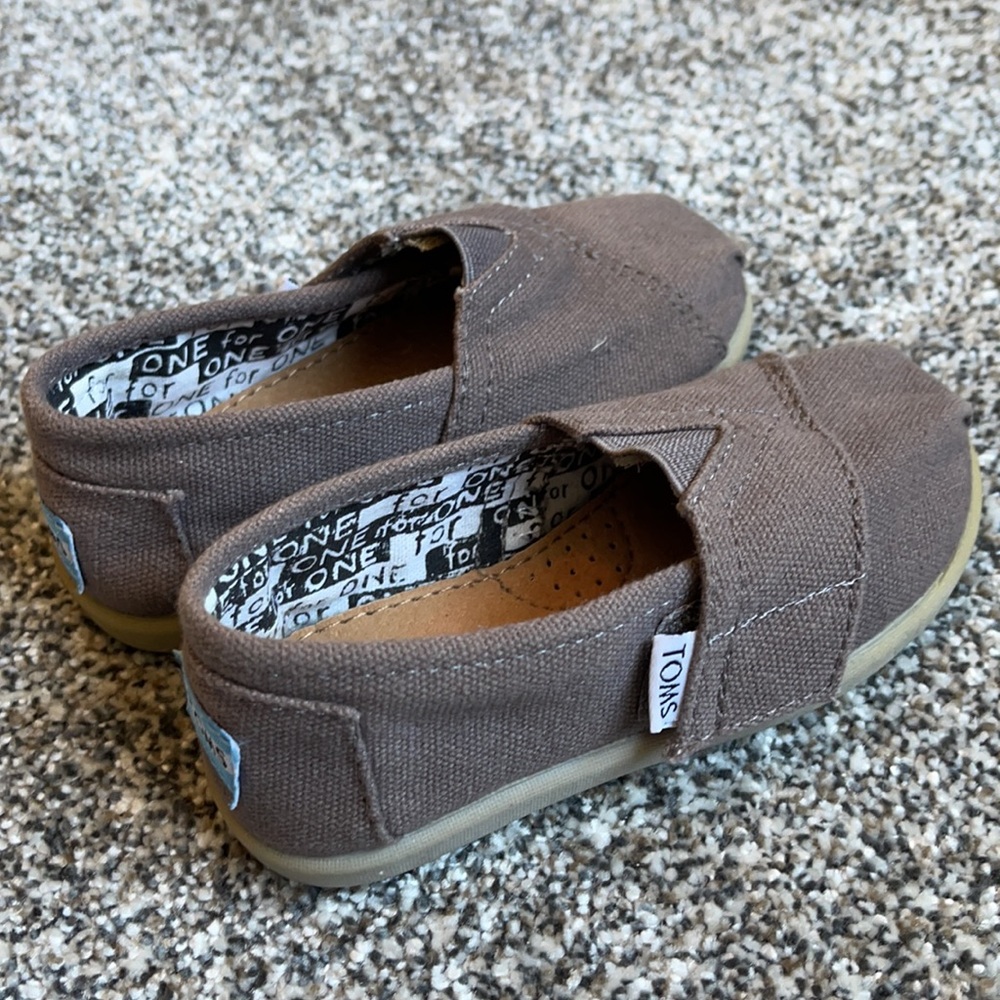 Toms - Picture 2 of 8